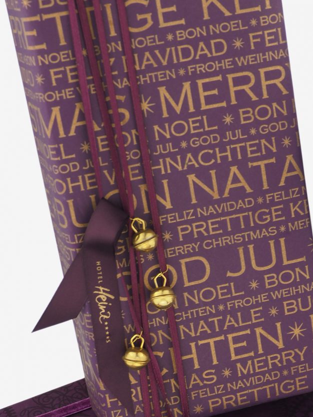 geschenkpapierverpackung-aubergine-mit-frohes-fest-gold