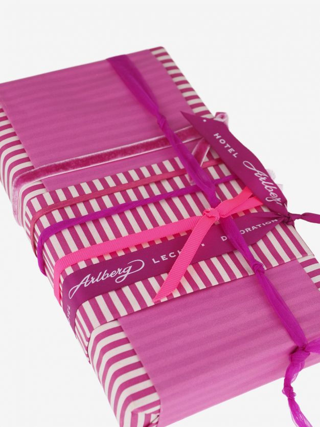 geschenkpapierverpackung-creme-mit-streifen-pink
