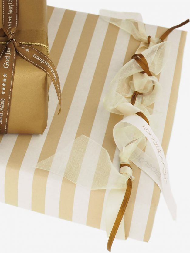 geschenkpapierverpackung-creme-mit-streifen-beige