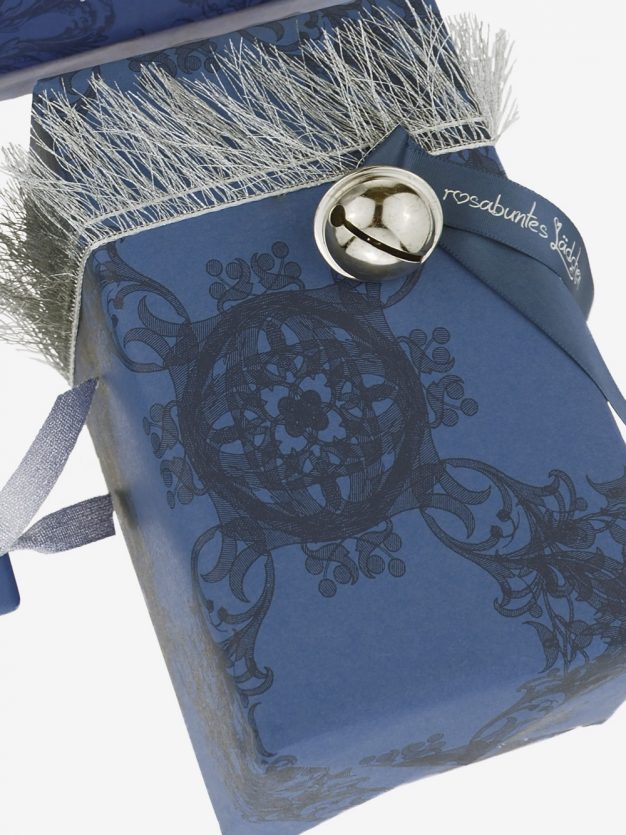 geschenkpapierverpackung-graublau-mit-jugendstil-dunkelblau
