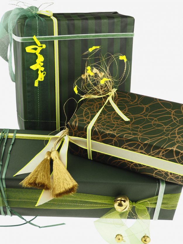 geschenkpapierpaeckchen-schwarzgrün-uni