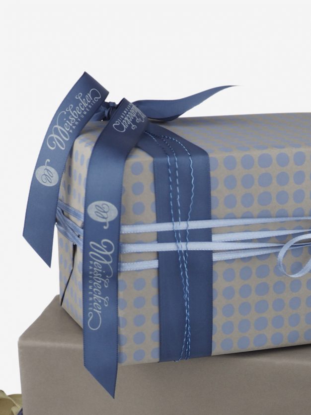geschenkpapierverpackung-taupe-mit-dottis-blau